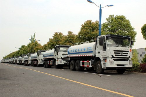 100 units IVECO water tanker trucks for china xinjiang province 