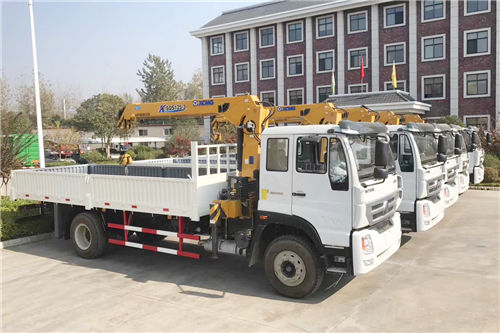 5 units SINOTRUK brand 5T mounted crane trucks for Wuhan port