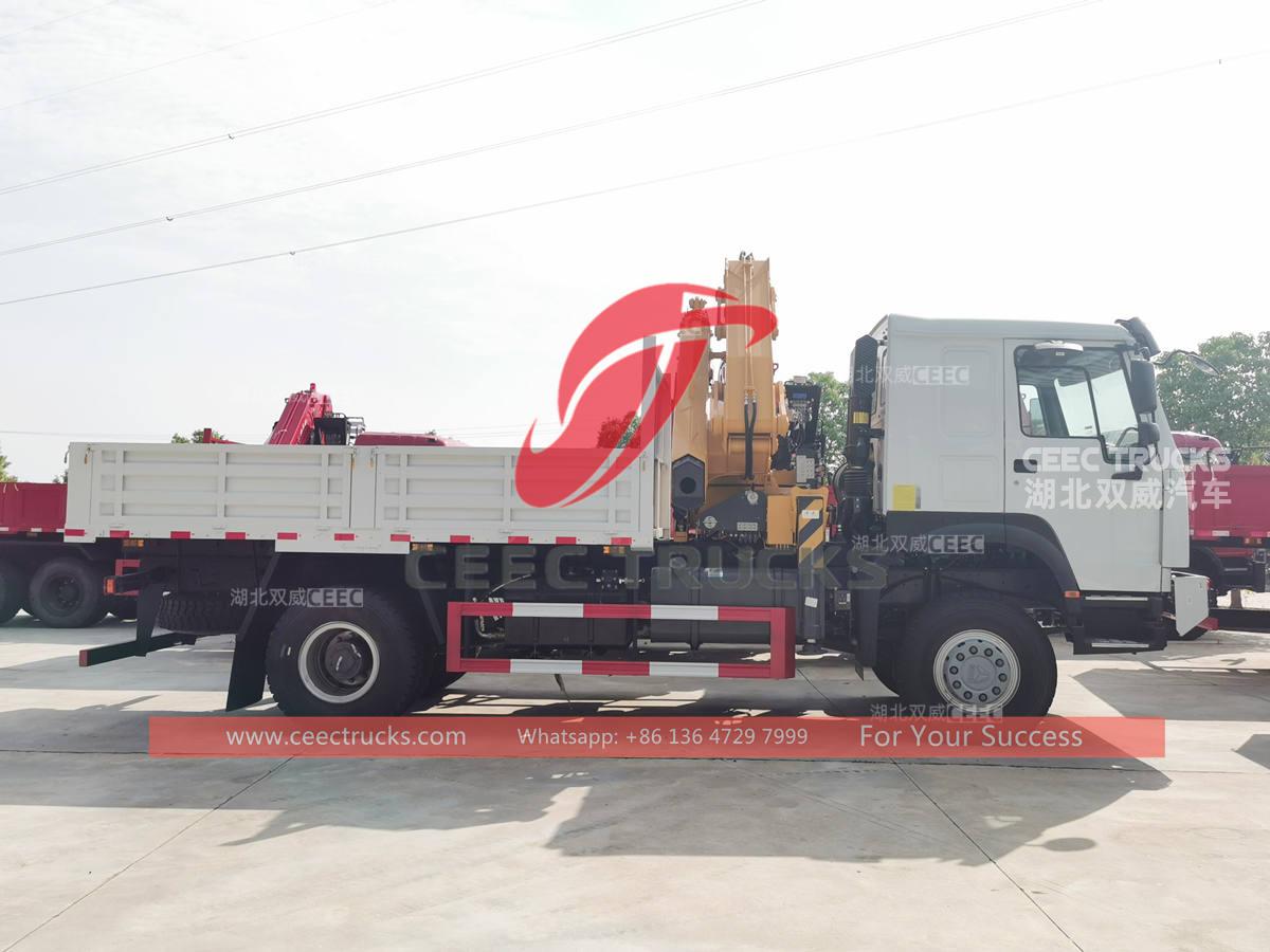 High quality HOWO 4×4 off-road truck with crane for sale