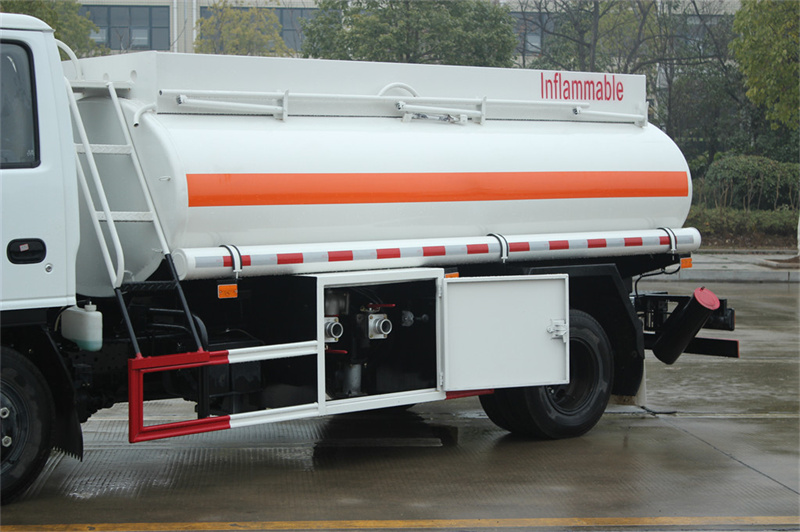 Isuzu mini 5000L oil tank truck