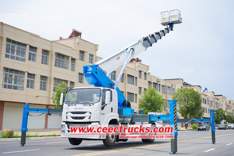 Isuzu telescopic platform truck