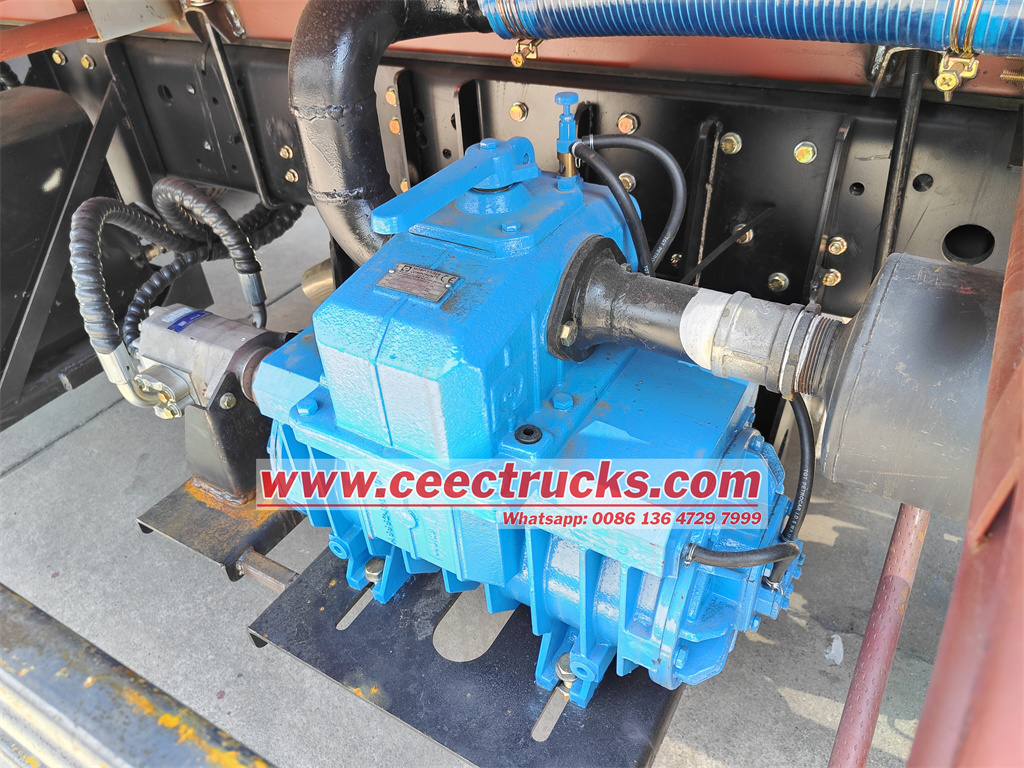 Isuzu sewer truck mounted with PM80A vacuum pump