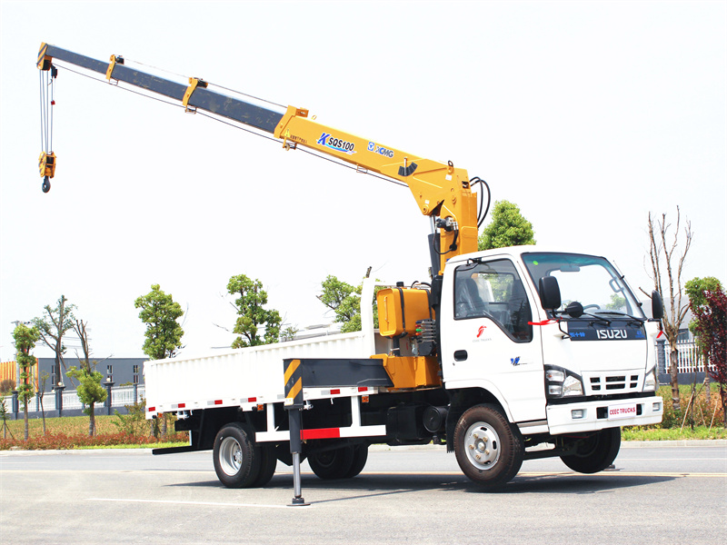 ISUZU NKR cargo truck with telescopic crane&nbsp;