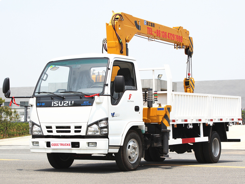 ISUZU NKR cargo truck with telescopic crane&nbsp;