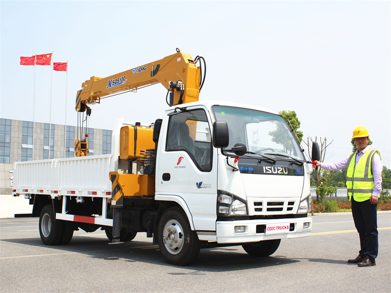 ISUZU NKR cargo truck with telescopic crane&nbsp;