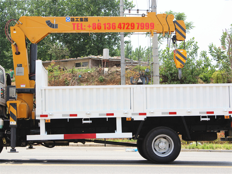 ISUZU NKR cargo truck with telescopic crane&nbsp;