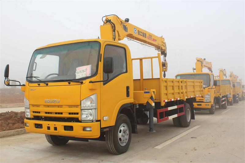 ISUZU NKR cargo truck with telescopic crane&nbsp;