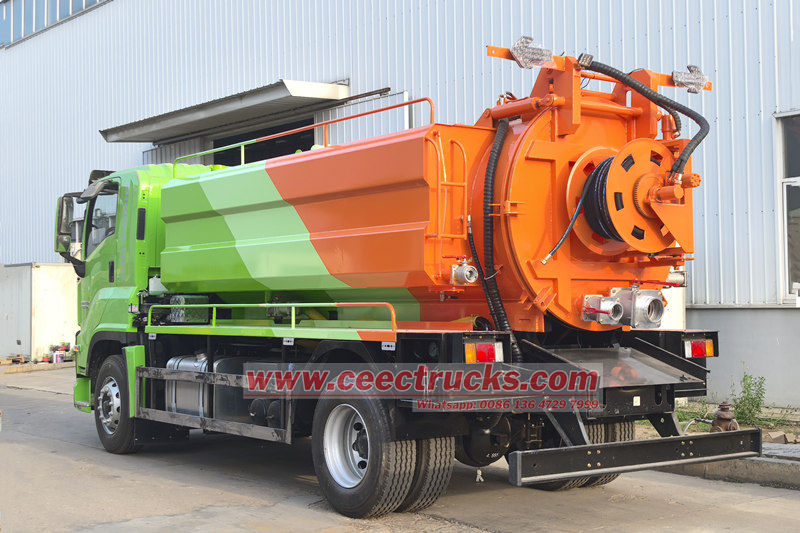 Isuzu vacuum sewage suction truck