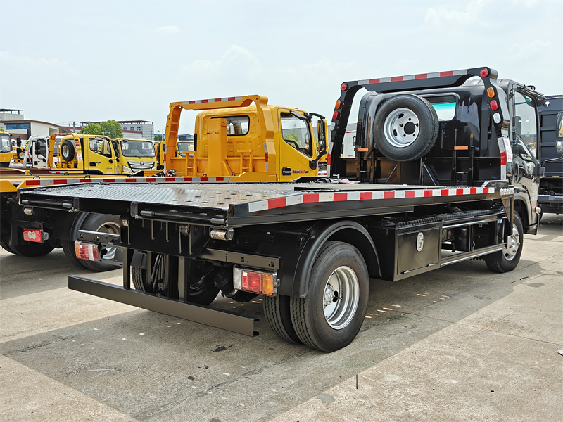 Isuzu ELF 3-ton flatbed tow truck Isuzu ELF 3-ton flatbed tow truck
