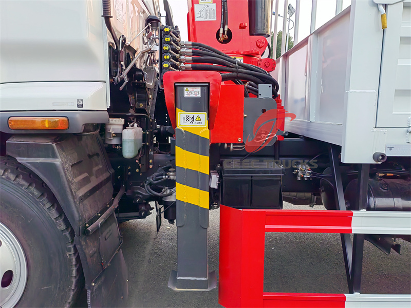 Isuzu FTR service truck 5tons crane Isuzu FTR service truck 5tons crane