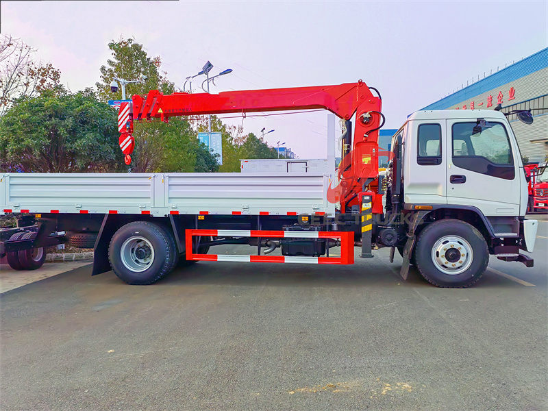 Isuzu FTR service truck 5tons crane Isuzu FTR service truck 5tons crane