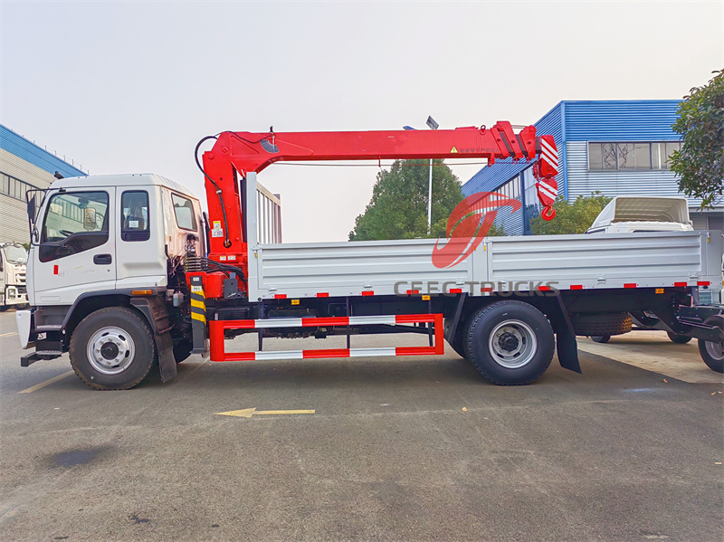 Isuzu FTR service truck 5tons crane