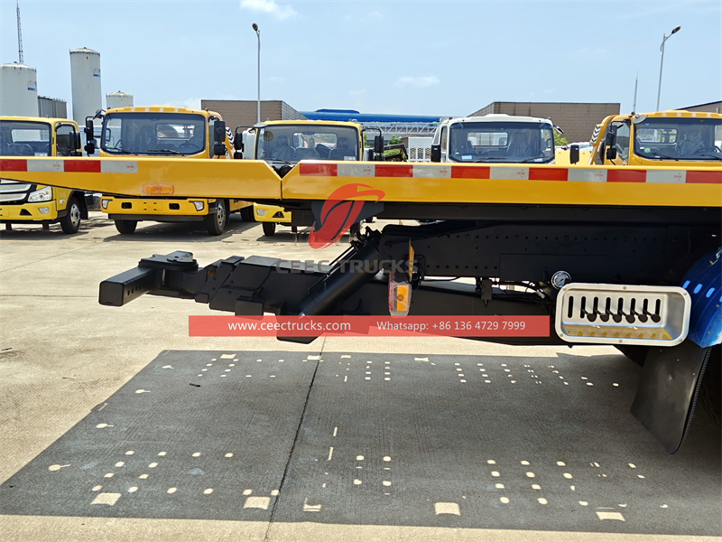 Howo wrecker tow truck with 8T telescopic crane&nbsp;