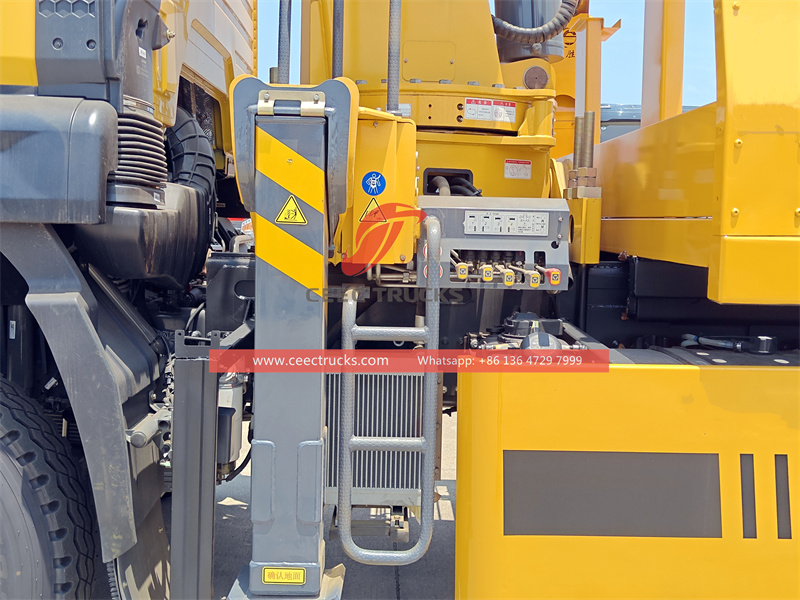 Howo wrecker tow truck with 8T telescopic crane&nbsp;
