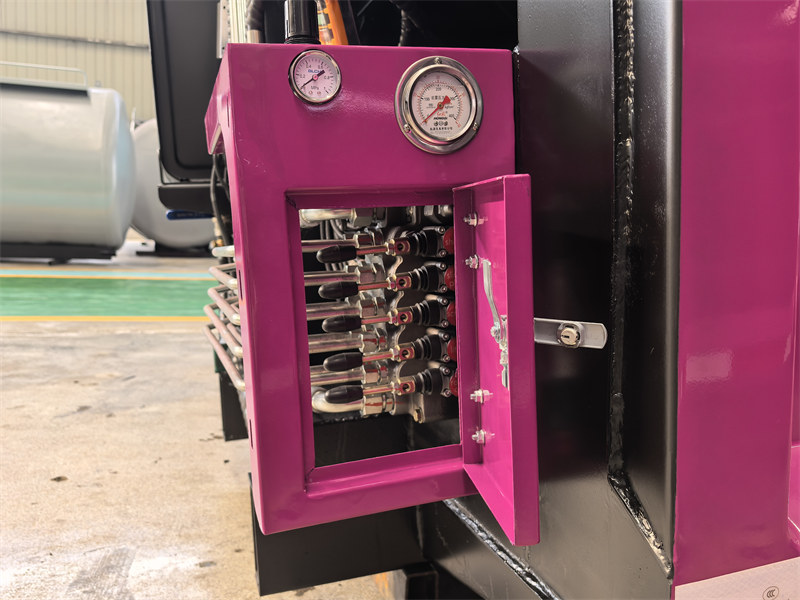 Hydraulic control valve with English plate for guidance