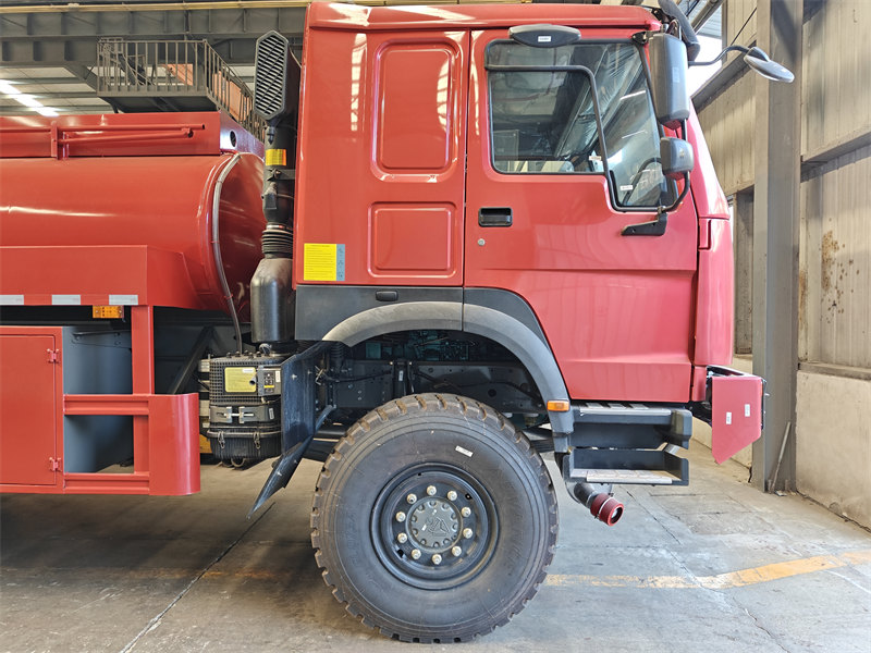 Howo 4X4 mining water tank truck