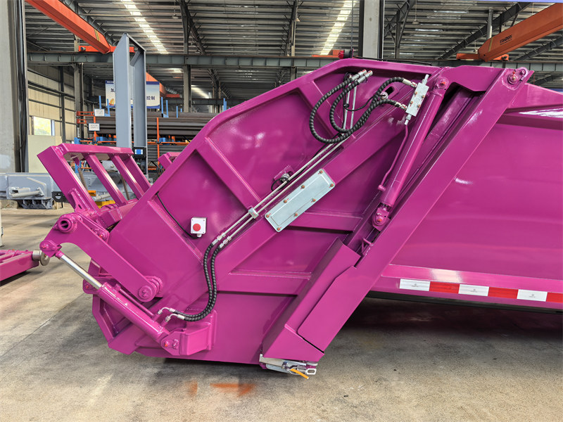 Garbage compactor body rear hopper device