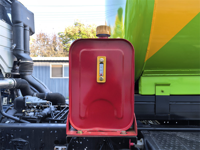 Beiben vacuum truck hydraulic oil tanker