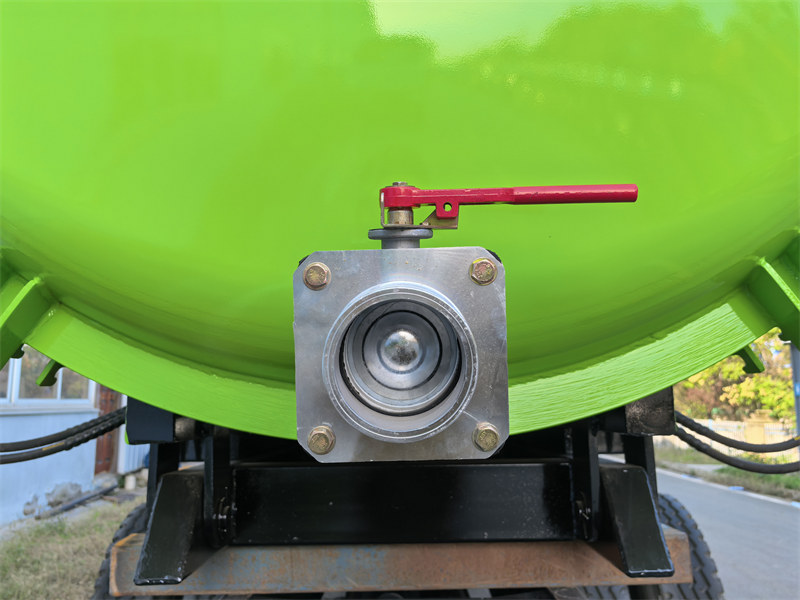 Vacuum truck rear discharge valve