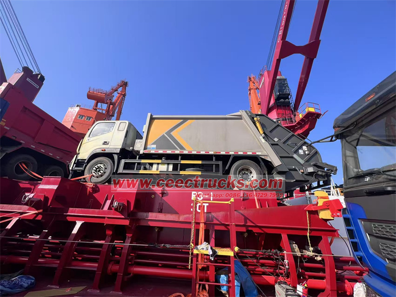 FOTON garbage compactor trucks for shipment