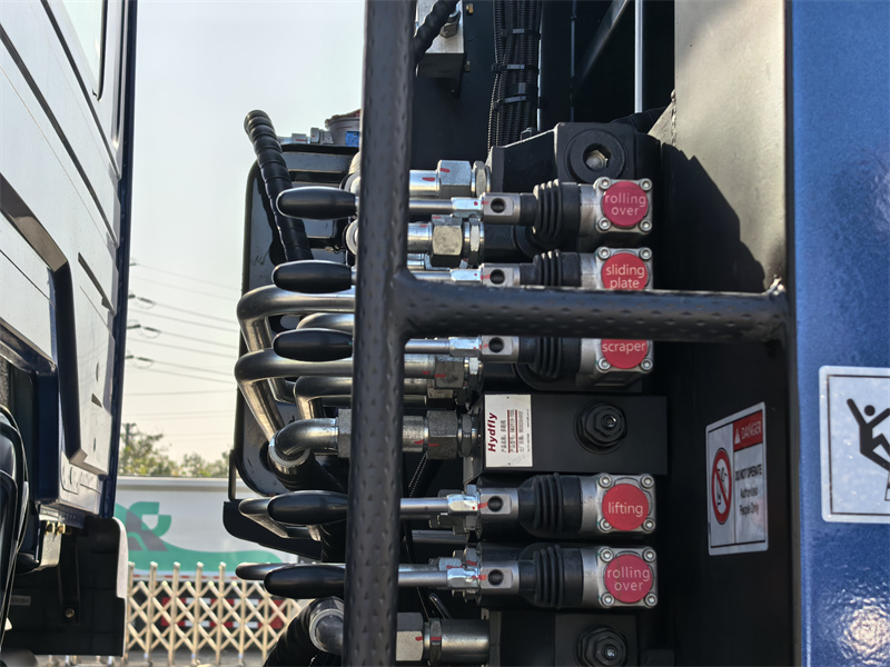 Driver-side manual hydraulic control lever Driver-side manual hydraulic control lever