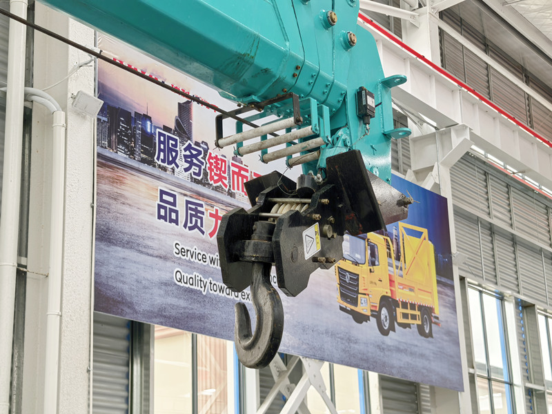 Isuzu crane lorry with stronger hook