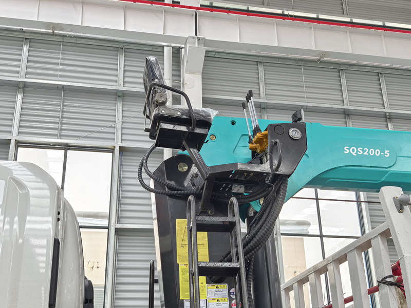 Isuzu 8tons loader crane with higher operation seat