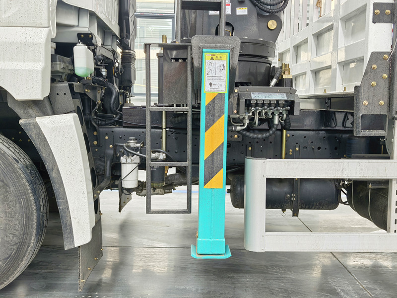 Hydraulic stabilizers for ISUZU boom truck