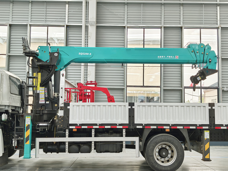 Isuzu truck mounted 8tons boom crane