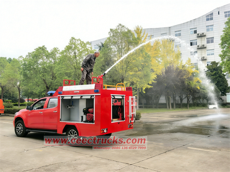 Isuzu pick up 600L water foam fire engine