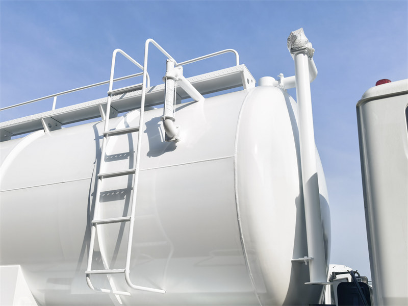 Vacuum truck with side ladder