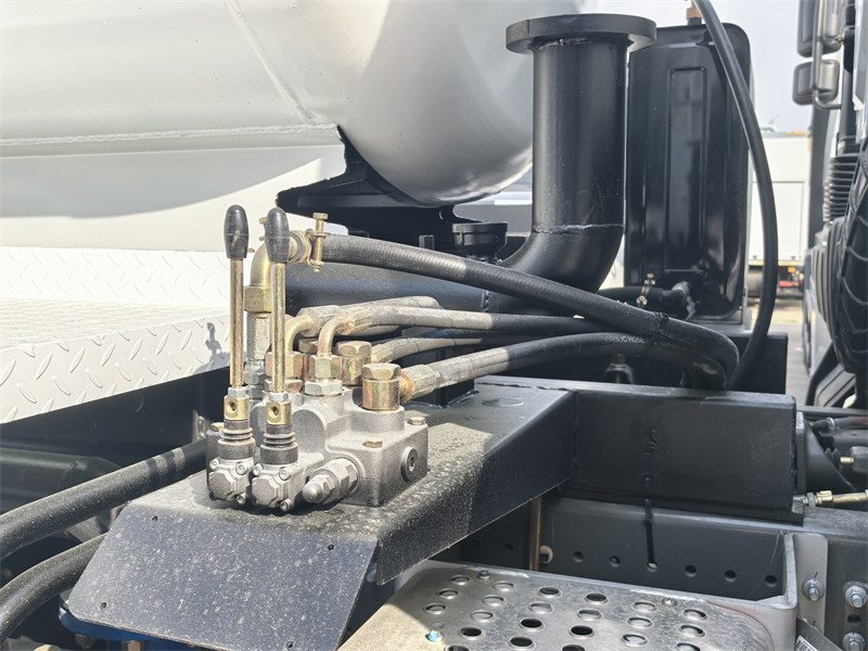 Howo vacuum truck with hydraulic control valve