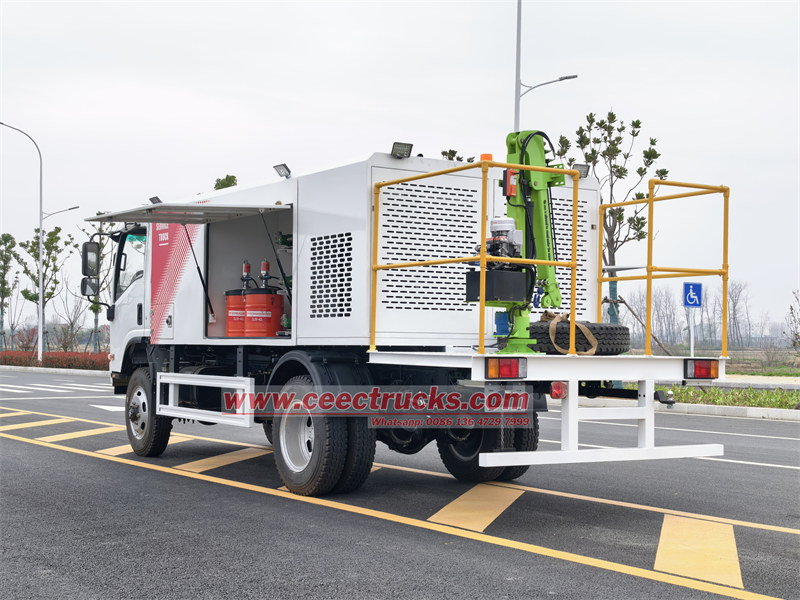 Isuzu 5000L lube service truck