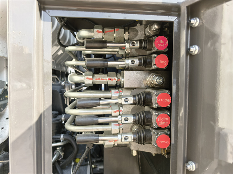 Isuzu 700P back loading garbage truck