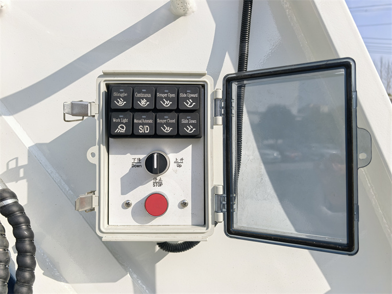 Isuzu 700P back loading garbage truck