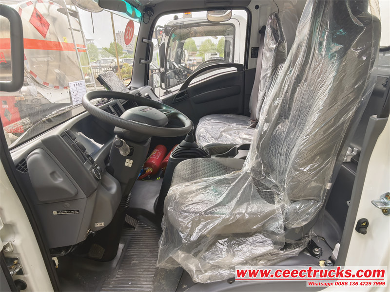 ISUZU NPR 700P truck cabin